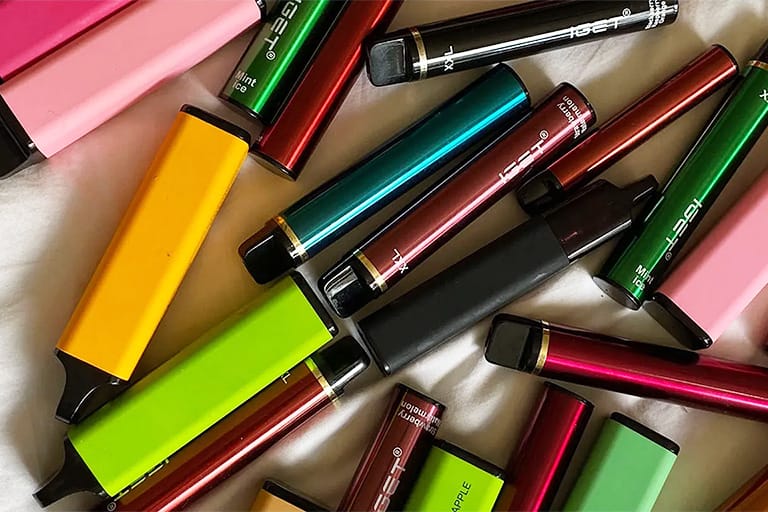 Rechargeable vs Non-Rechargeable Disposable Vapes: Which One Is Right for You? 1 Rechargeable vs Non-Rechargeable Disposable Vapes